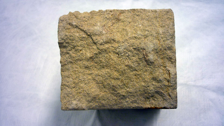 Bloc de pierre avec traces modernes de tailles de pierre et sciage, vue du dessous