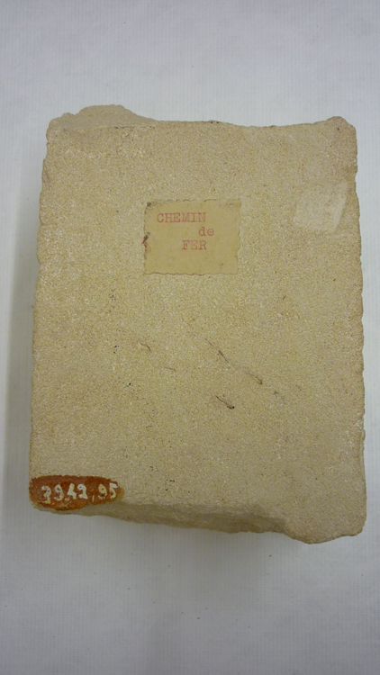 Bloc de pierre avec traces modernes de tailles de pierre et sciage, vue du dessous : chemin de fer