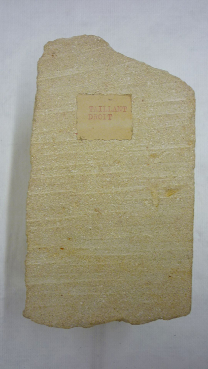 Bloc de pierre avec traces modernes de tailles de pierre et sciage, vue du dessous : sciage, grain d’orge