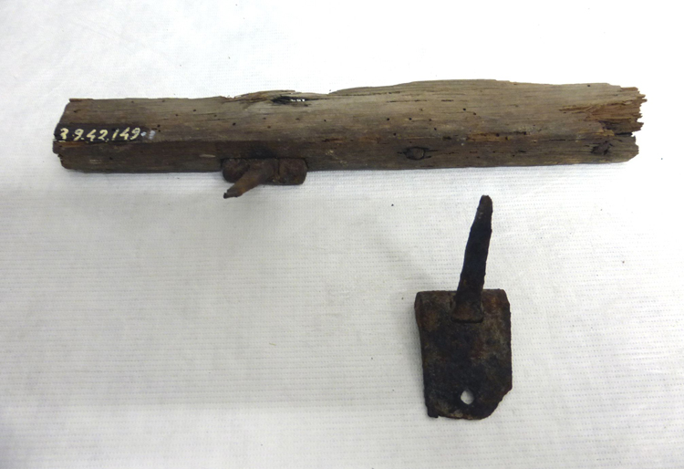 Charnière ancienne avec fragment de bois ; Charnière avec fragment de métal seul