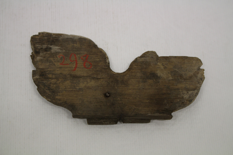 Fragment d’ornement en bois avec clou, décorant les couvre-joints d'un lambris, verso