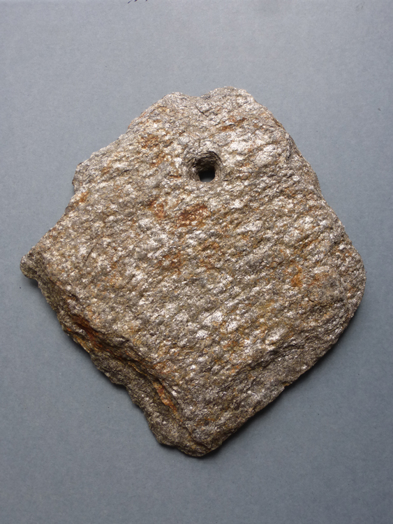 Lauze de micaschiste ancienne percée d’un trou