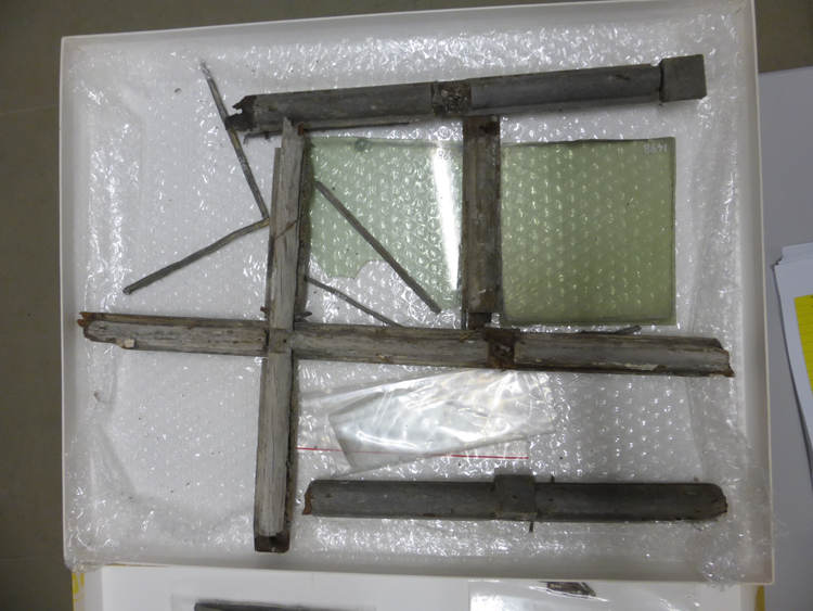 Menuiserie de fenêtre : dés carrés à la jonction des bois ; Fragments de verre ; Chevilles, clous et plombs de vitre, tenon de fenêtre