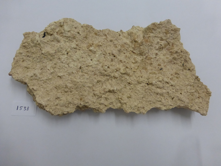 Enduit à base de sable, terre cuite et de liant en plâtre et chaux