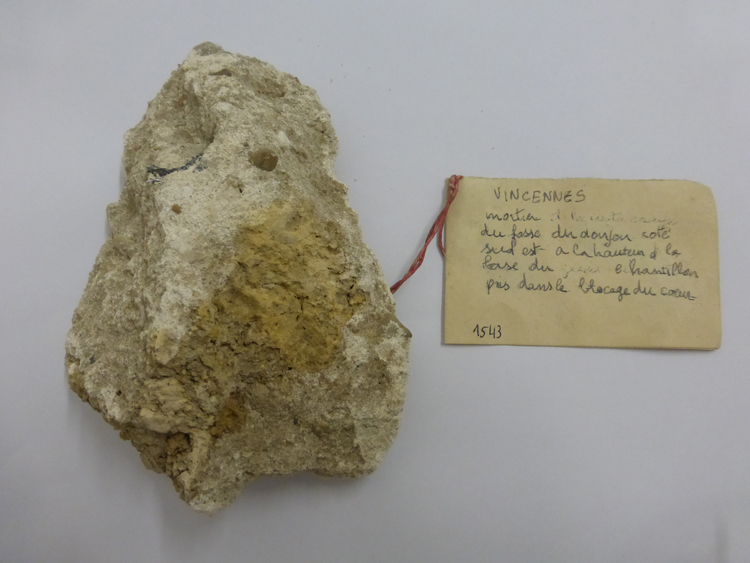 Mortier de chaux de la base du glacis en sable siliceux