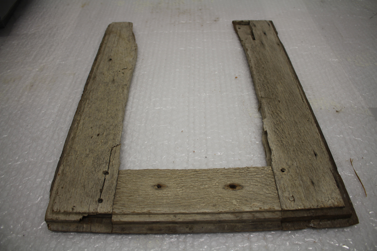 Fragments de menuiserie de fenêtre demi-croisée, avec clou