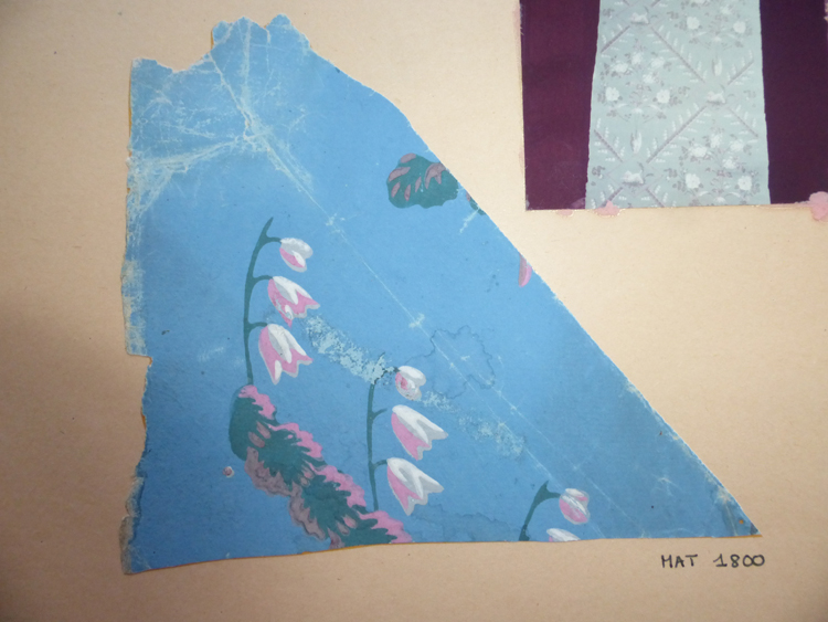 Fragment de papier peint à motif de fleurs de muguet, couleurs bleu, rose, vert