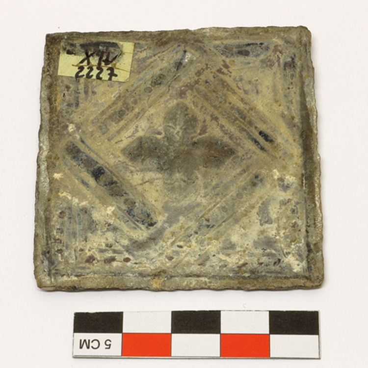 Fragment de vitrail, fleur inscrite dans un carré, jaune d’argent