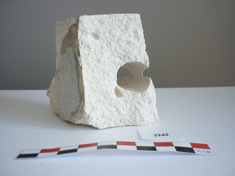 Balustre d’escalier en plâtre, au centre emplacement en creux pour ossature en roseau