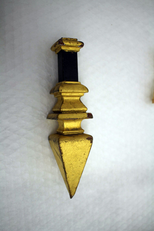 Pointe de lance pour grille, en fer doré à la feuille