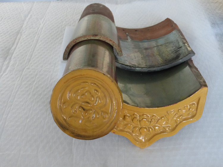 Tuiles de couverture vernissées et décorées, dite tuile de dessus de fin (3 pèces) et de dessous de fin (2 pièces)