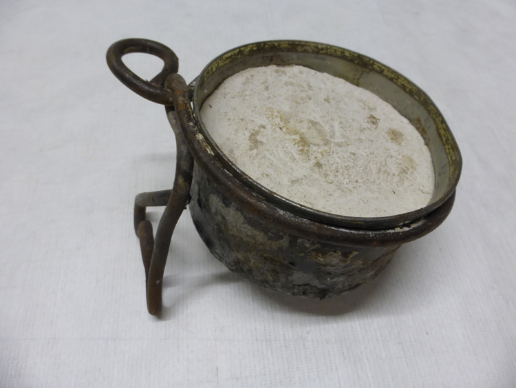 Support pour poser le fer à souder : boîte de conserve remplie de plâtre