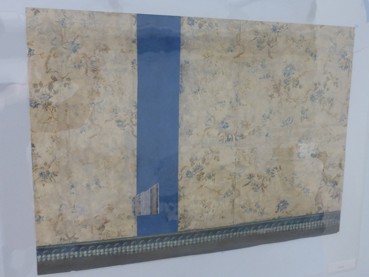 Papier peint : échantillon, fleurs au naturel, fond crème, papier gaufré, galon avec rubans et cordelettes, bande bleue et fragment de bordure