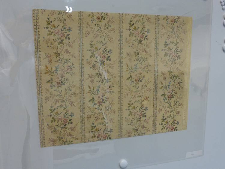 Papier peint : échantillon, fleurs au naturel, bouquet dans bandes verticales, fond beige mat