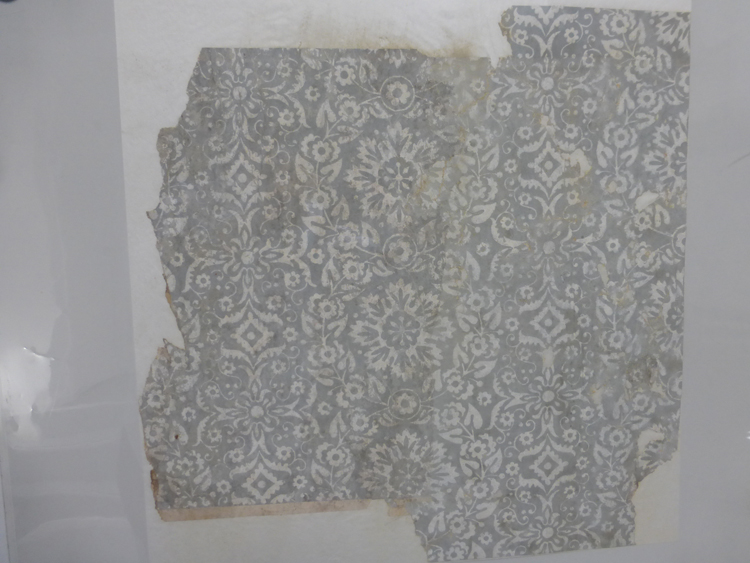 Papier peint : échantillon, rosaces, fond gris