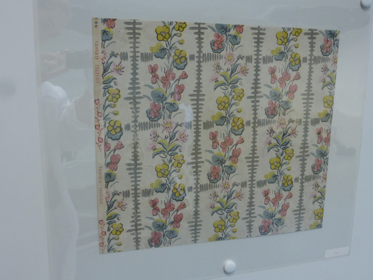 Papier peint : échantillon, fleurs au naturel, bouquets stylisés inscrits dans un réseau, fond gris-blanc tramé