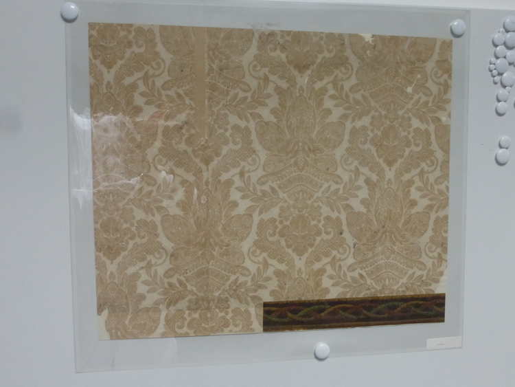 Papier peint : échantillon reconstitué, imbrications, fond papier, galon rubans et cordelette