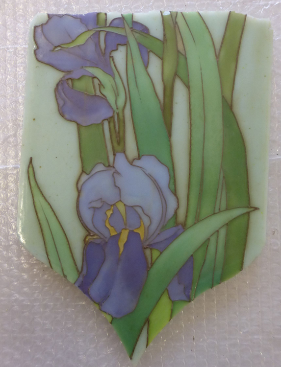 Élément de décor de la salle du restaurant, en verre opaque,décoré de fleurs d'iris