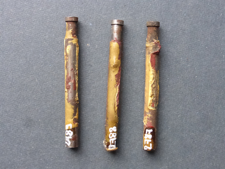 Ressorts de compression, pour maintien des plaques d’isolant sur plafond du bureau de la grande salle (3 pièces)