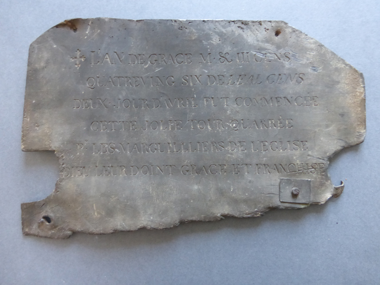 Plaque de consécration et son attache