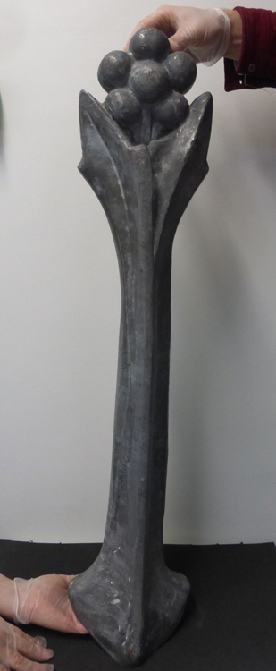 Épi de faîtage en plomb, élément d’ornement de faîtage. Moulage identique à un épi d'origine époque Viollet-le-Duc