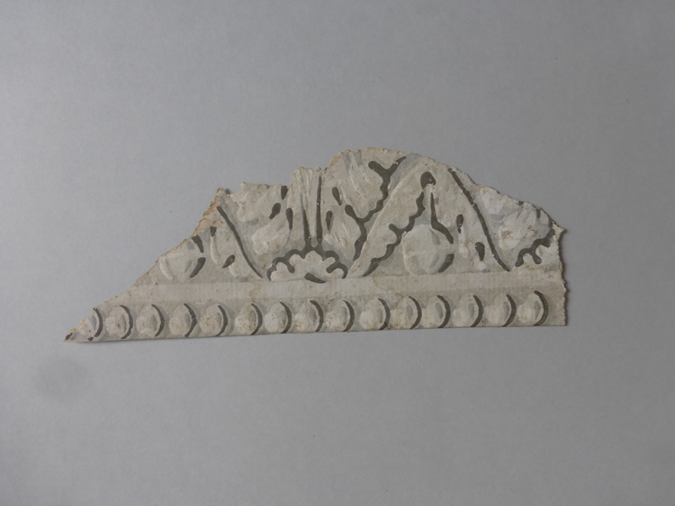 Bordure à feuilles d’acanthes et rang de perles