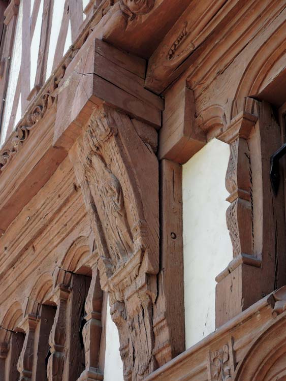 Façade : détail d’une console, ruelle Haute-Saint-Jean