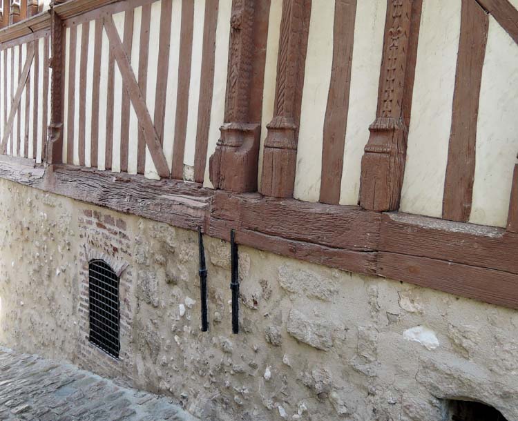 Détail de la sablière basse, ruelle Haute-Saint-Jean