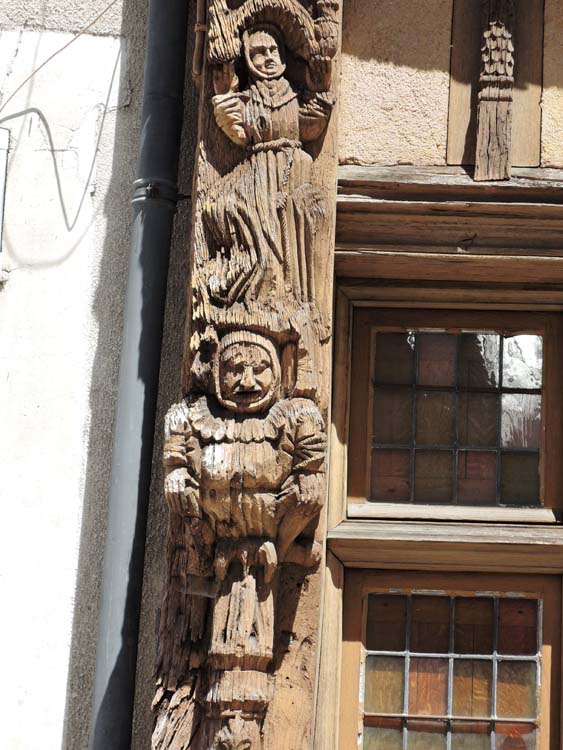 Détail de la sculpture du poteau cornier gauche