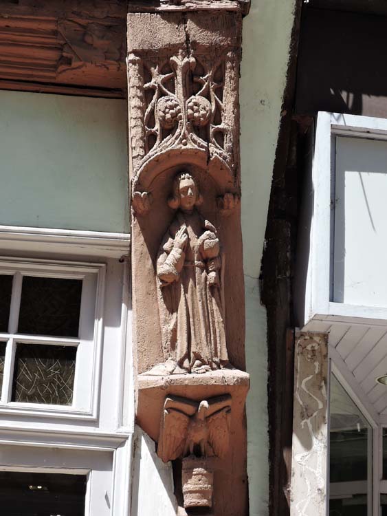 Poteau sculpté de droite