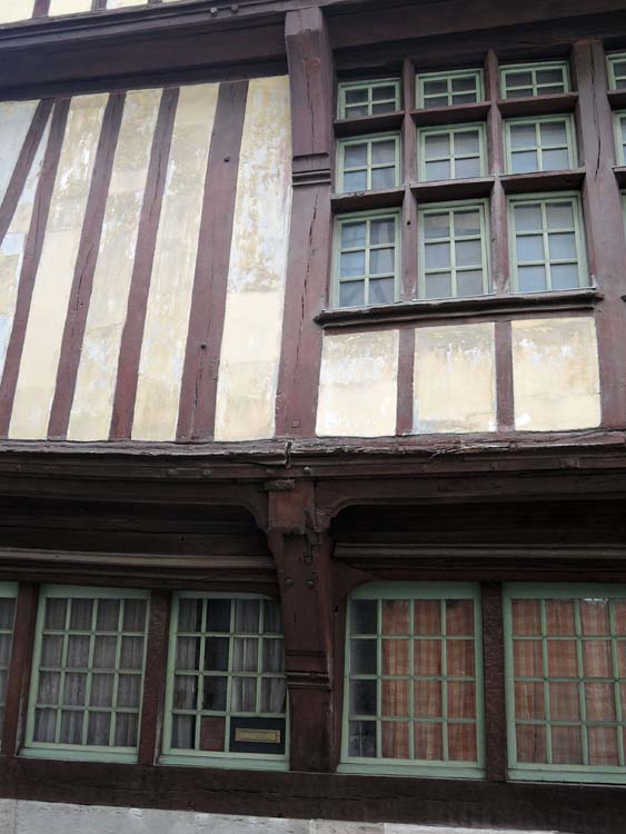 Détail de l’encorbellement de la façade sur rue