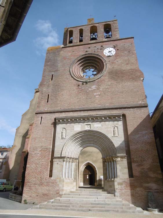 Façade de l’église primitive avec son portail roman