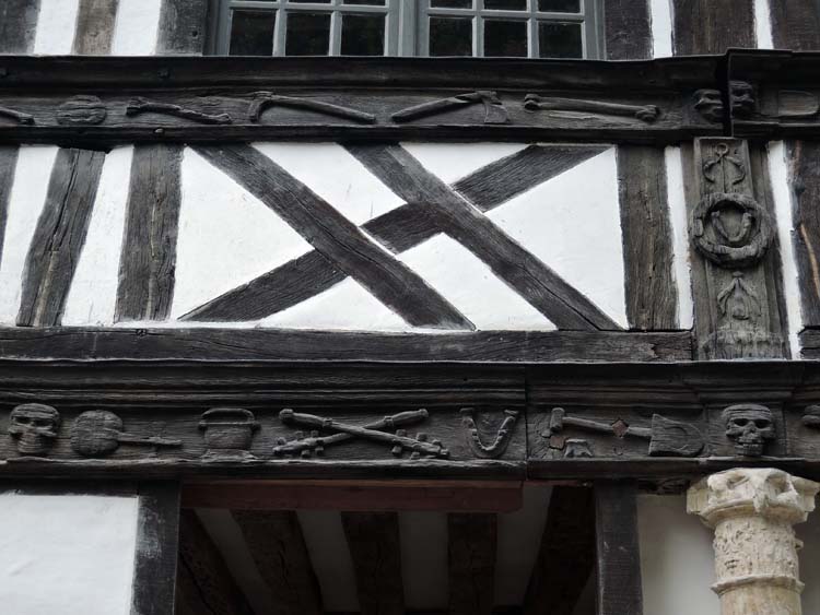 Galerie ouest de l’aître : détail du pan de bois sculpté