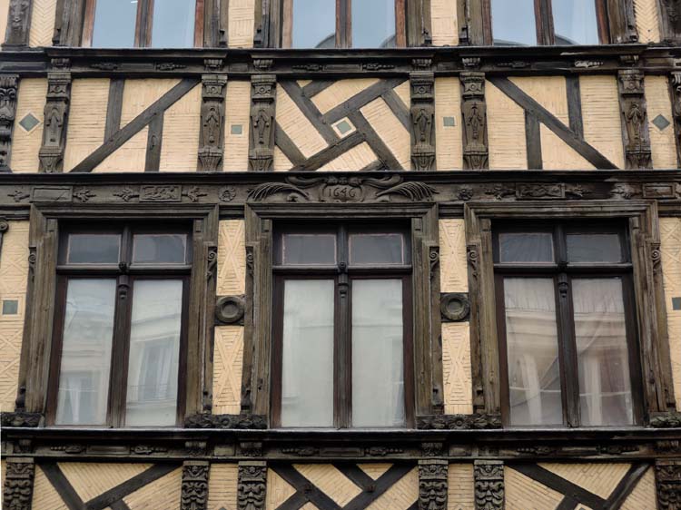 Détail de la façade avec décor et chronogramme