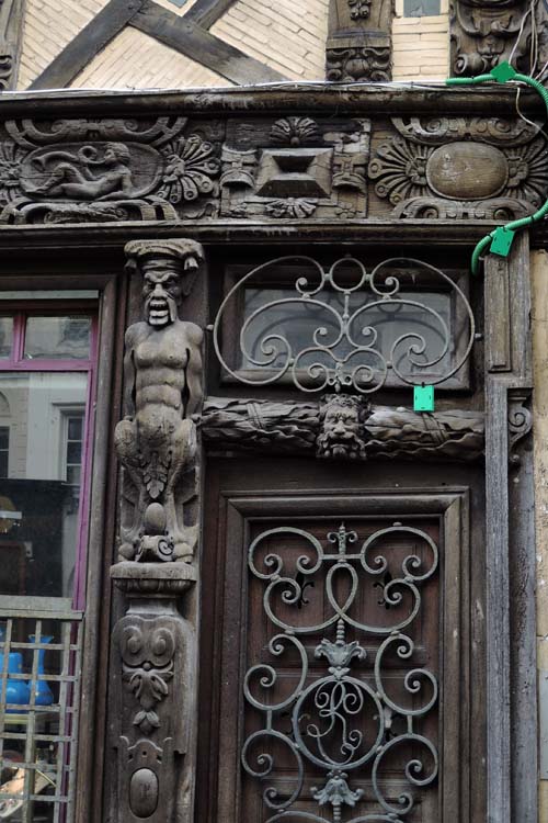 Décor de la porte palière et grille décorative