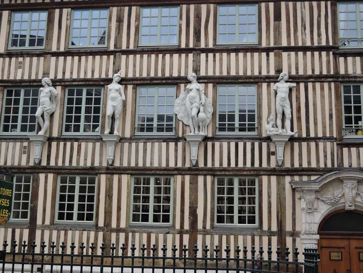 Détail de la façade avec la statuaire