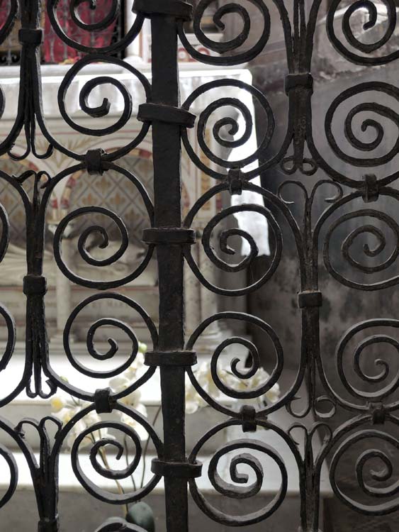 Grille de clôture de la chapelle axiale : panneau droit, détail