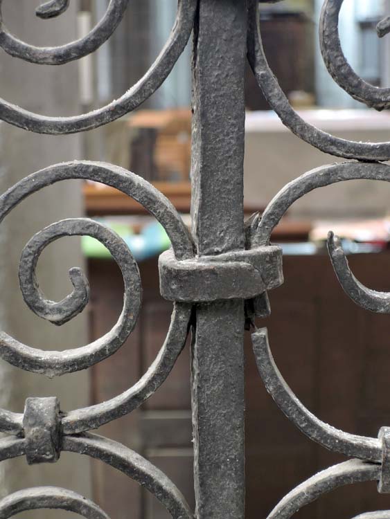 Grille de clôture de la chapelle axiale : panneau gauche, revers, assemblage, collier de serrage