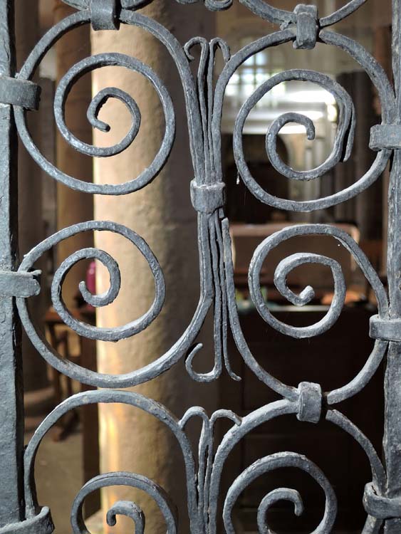 Grille de clôture de la chapelle axiale : panneau gauche, revers, motif à volutes