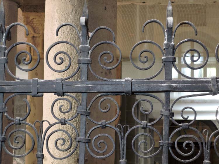 Grille de clôture de la chapelle axiale : panneau droit, revers, détail assemblage montant horizontal supérieur