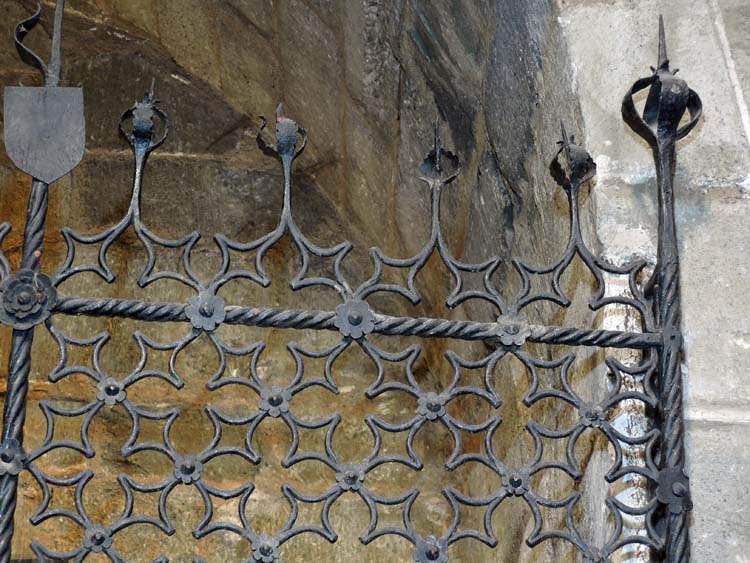 Grille de clôture de la chapelle du Sépulcre : extrémité droite, détail de la frise supérieure