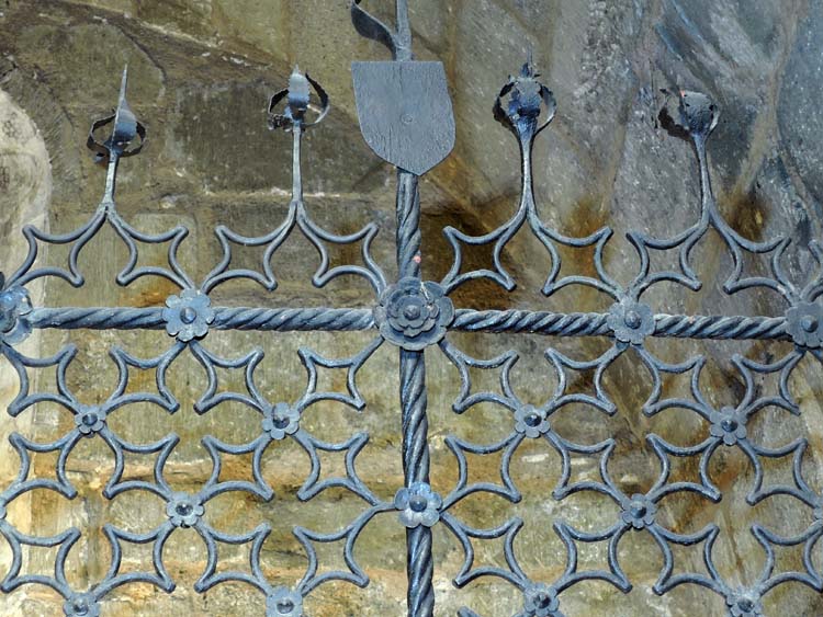 Grille de clôture de la chapelle du Sépulcre : partie haute, montants verticaux et horizontaux torsadés