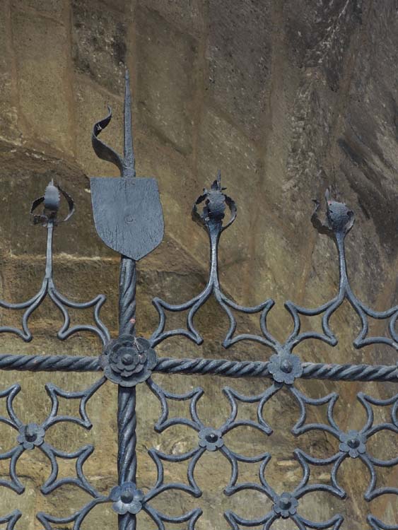 Grille de clôture de la chapelle du Sépulcre : détail des pics sommitaux formant motifs floraux