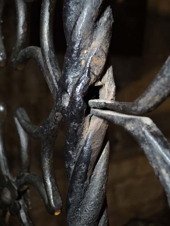 Grille de clôture de la chapelle du Sépulcre : assemblage entre le montant vertical torsadé et les fers des quadrilobes