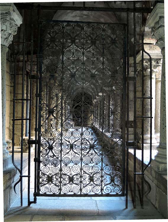 Grille de la galerie ouest du cloître : ensemble du vantail en position fermée