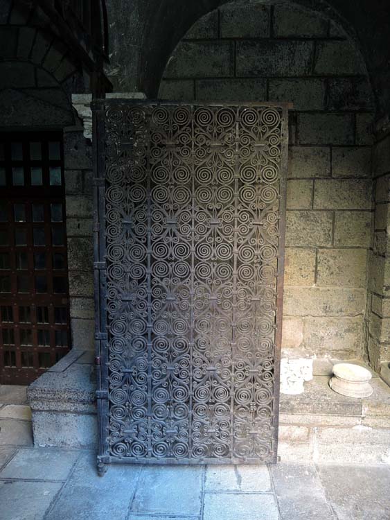 Grille de la galerie ouest du cloître : ensemble du vantail