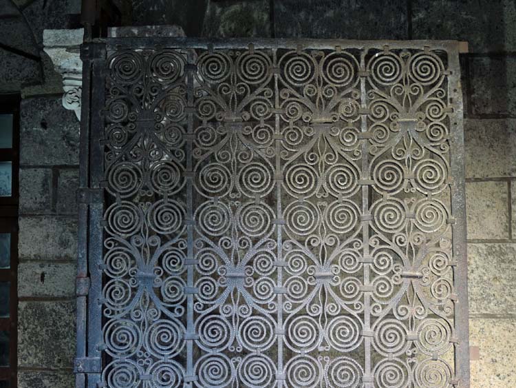 Grille de la galerie ouest du cloître : moitié supérieure du vantail