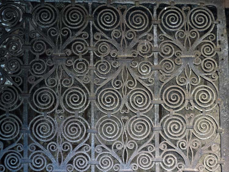 Grille de la galerie ouest du cloître : détail des motifs de remplissage