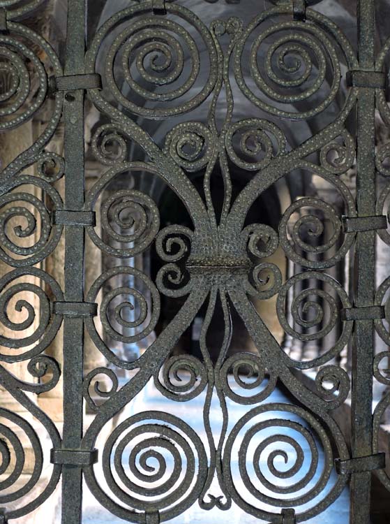 Grille de la galerie ouest du cloître : détail d’un motif de remplissage avec bague de soudure au centre