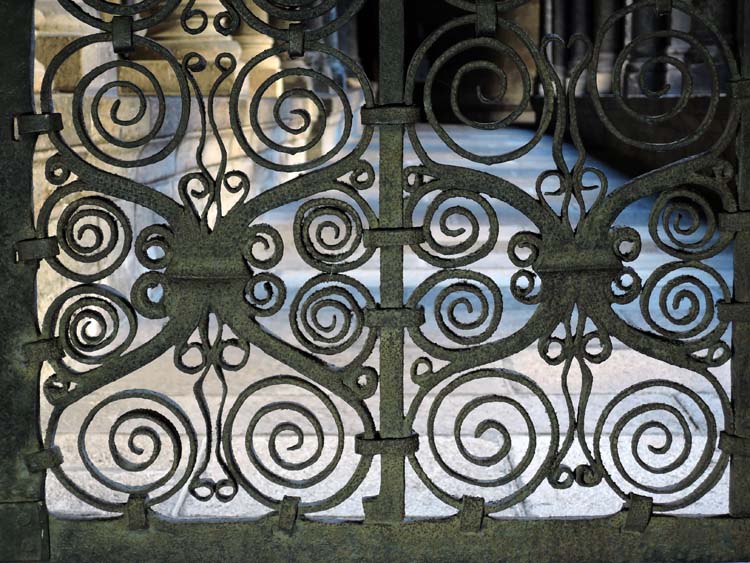 Grille de la galerie ouest du cloître : détail partie basse du vantail